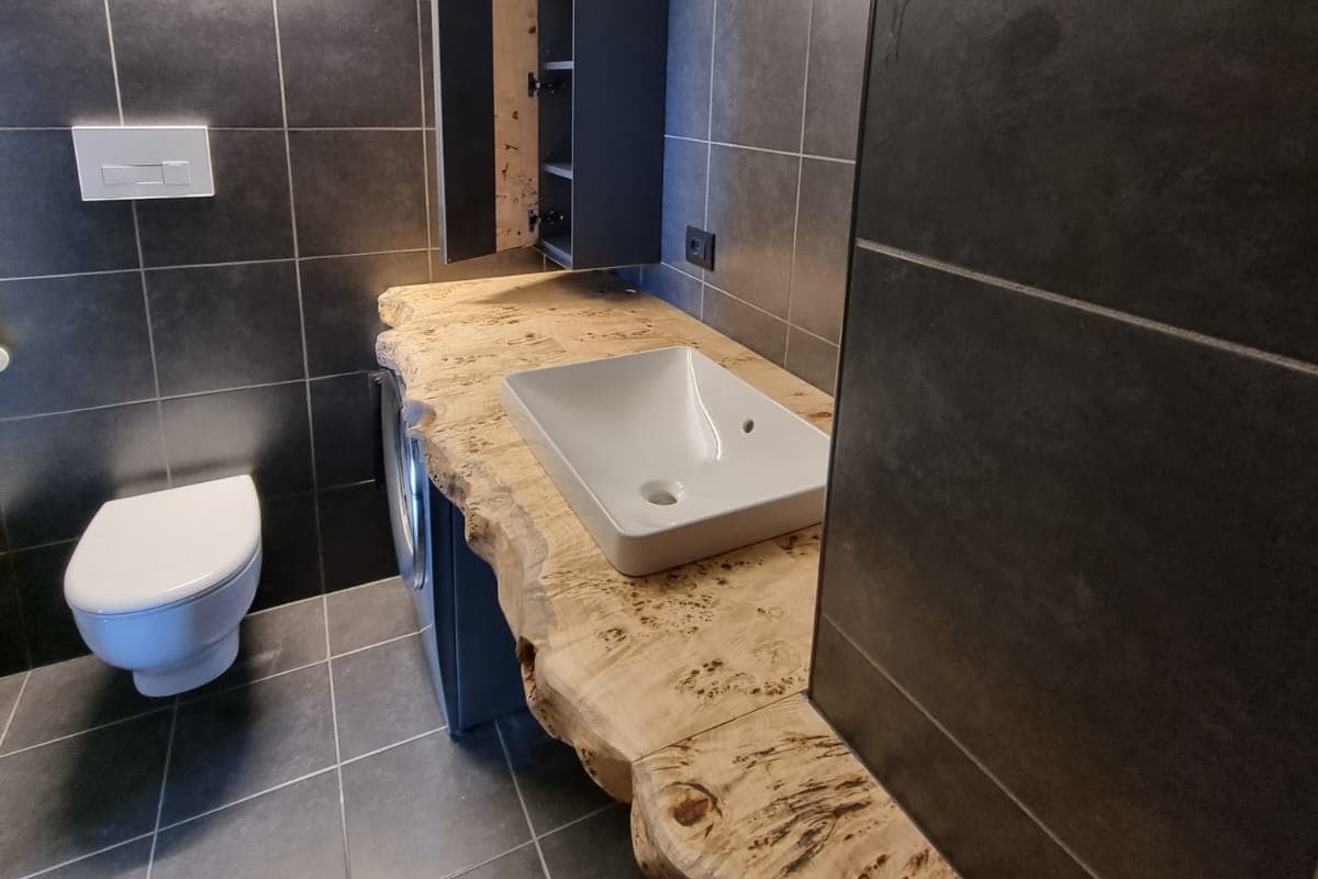 Un bagno moderno animato dal legno massello