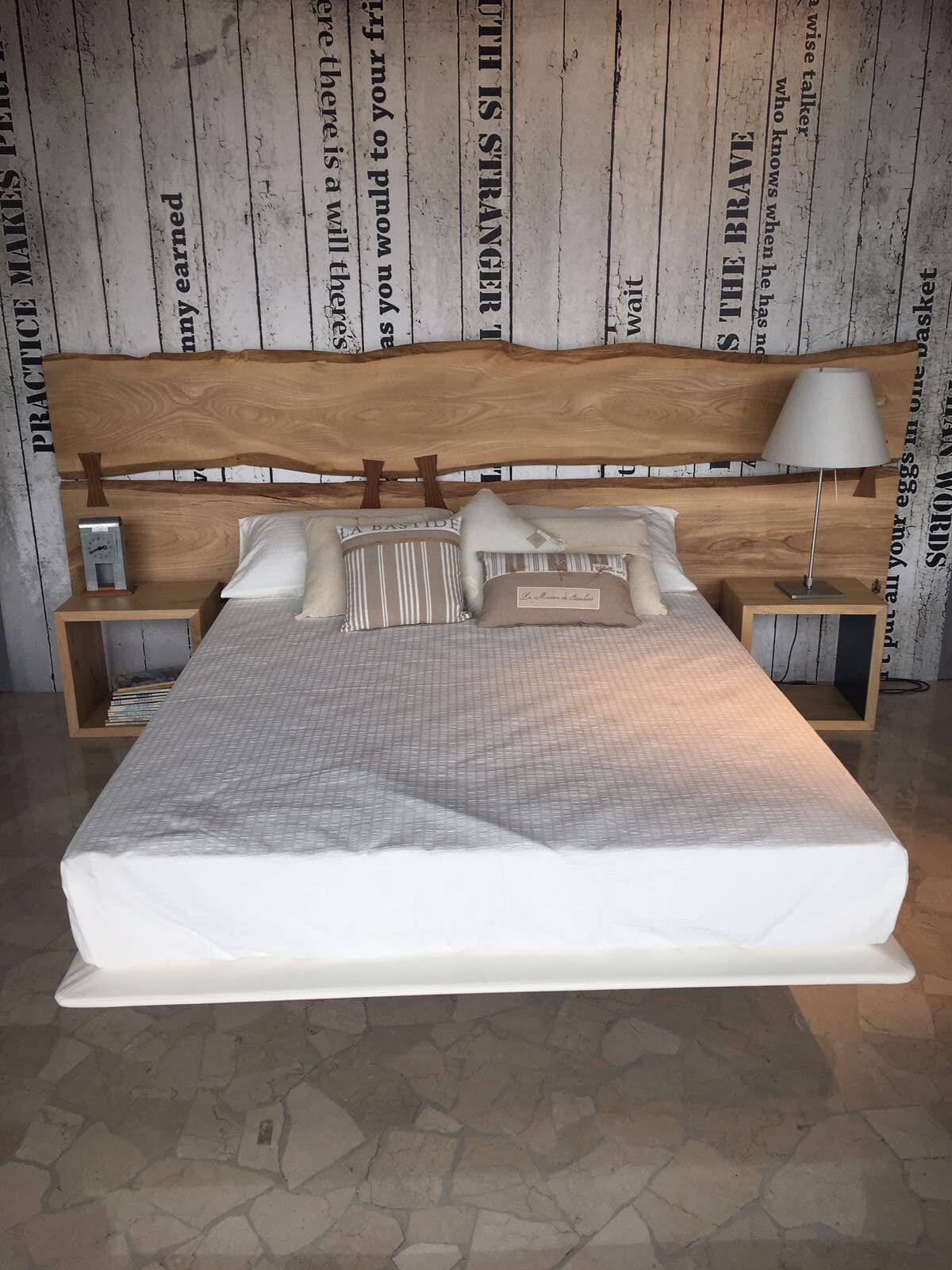 La testiera del letto in legno massello