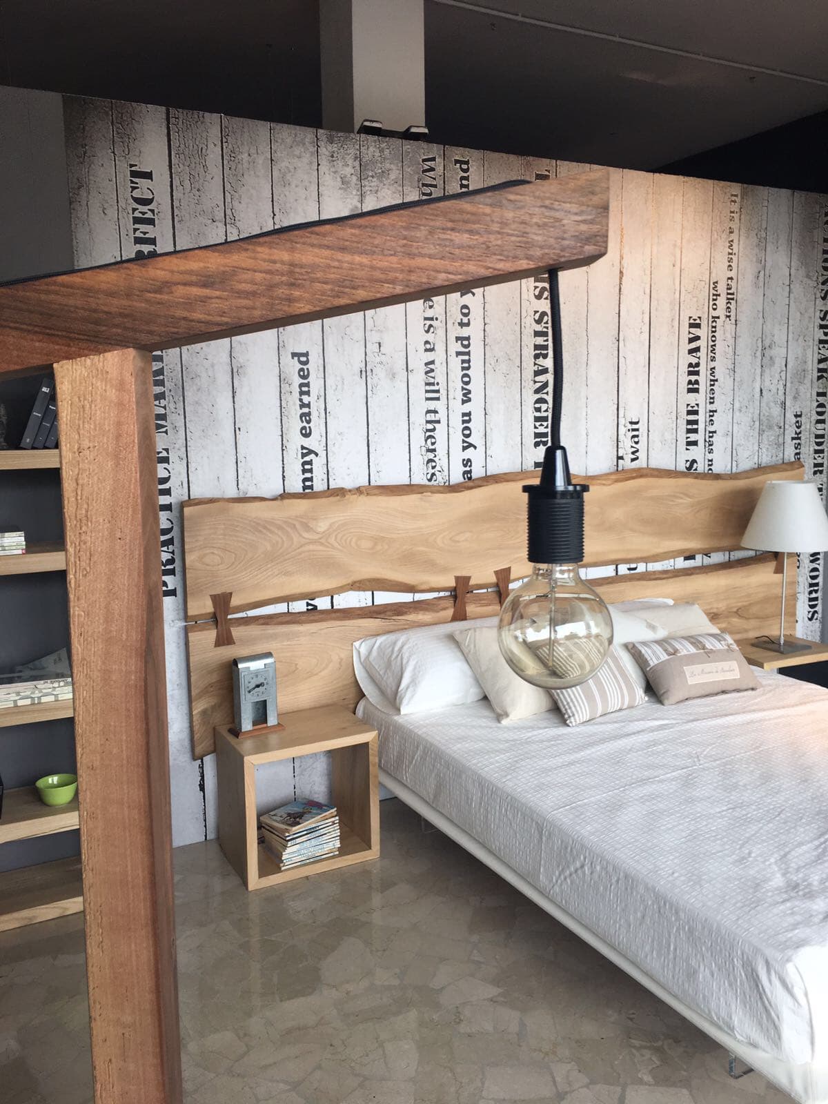 Il legno massello in camera da letto