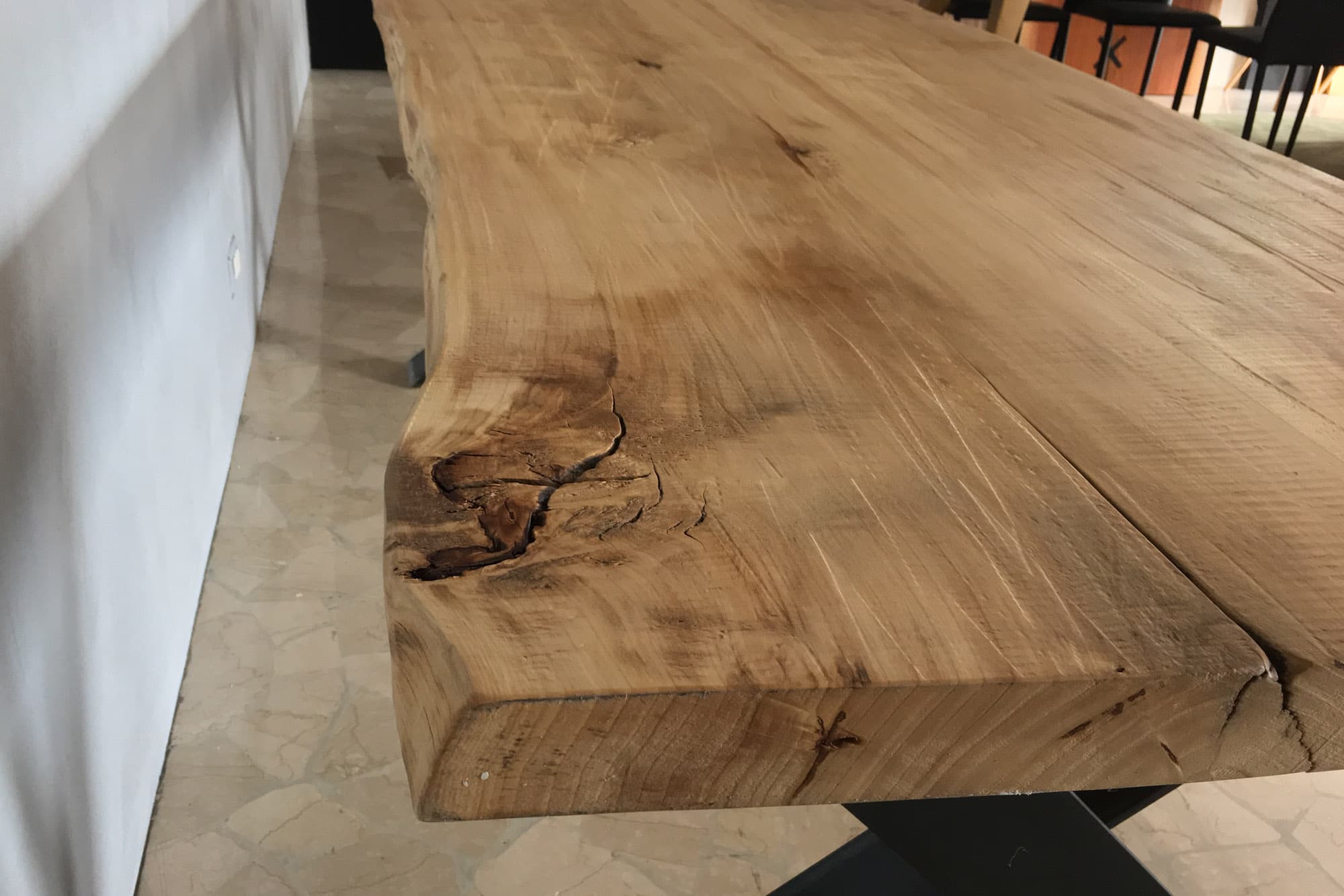 La differenza che fanno le finiture nei mobili in legno massello