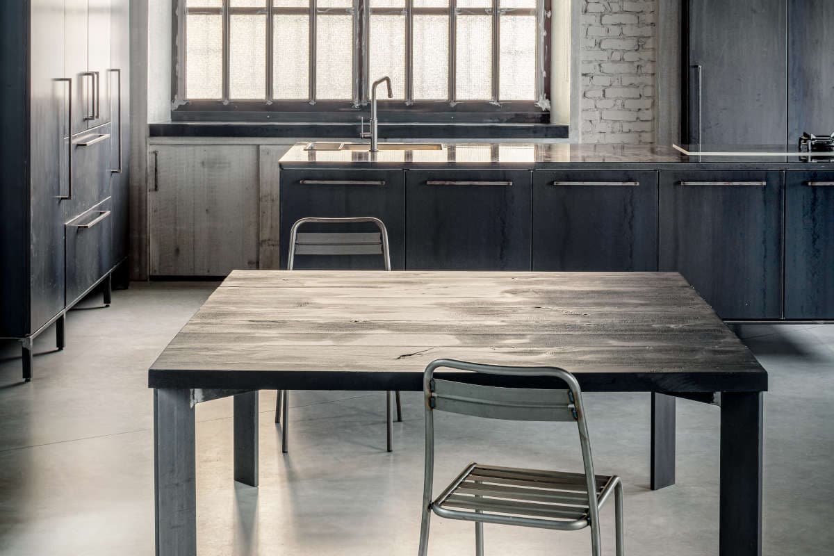 Legno e ferro: accoppiata vincente nell’arredo moderno