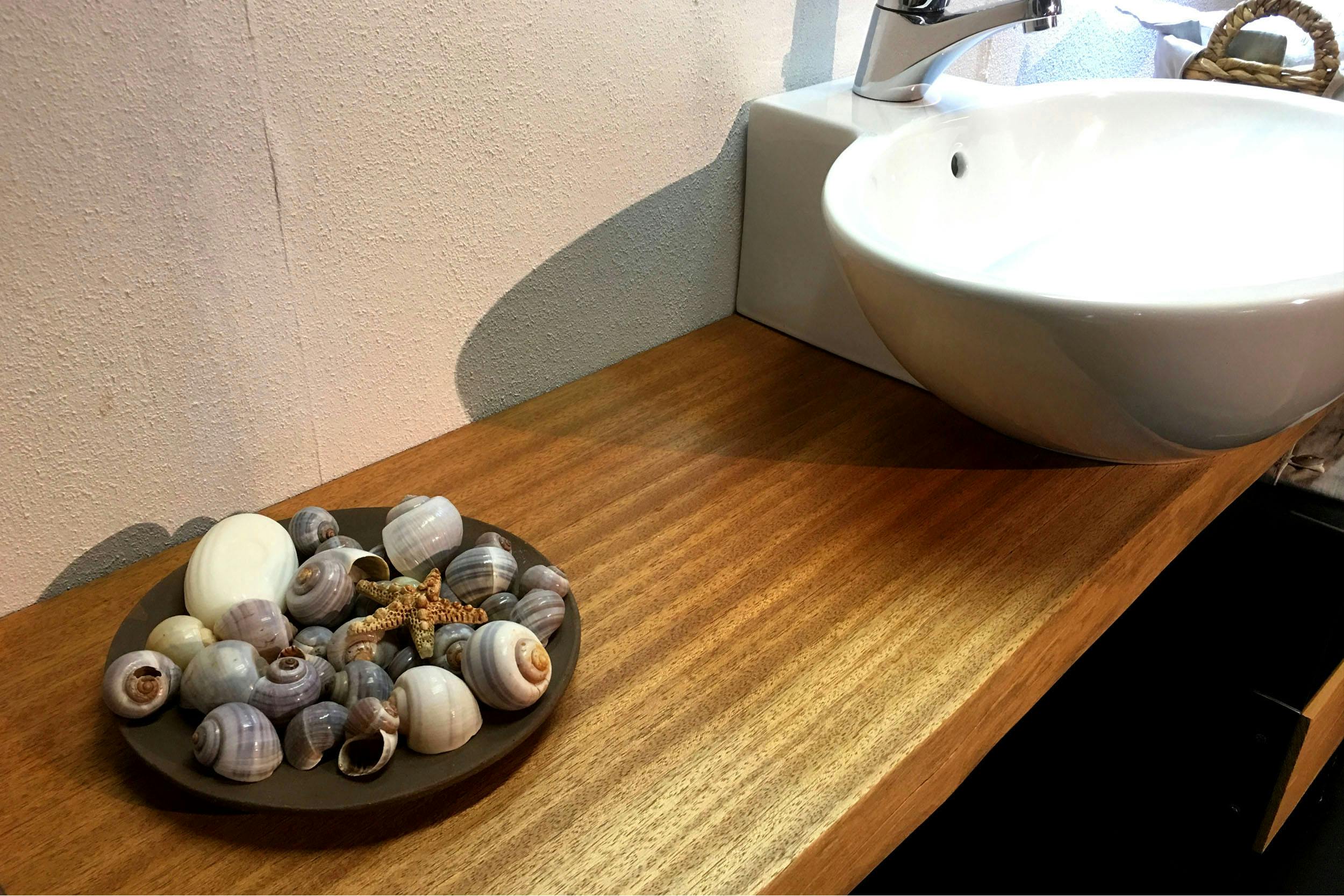 Legno e piani lavabo: un’idea per l’arredo del tuo bagno
