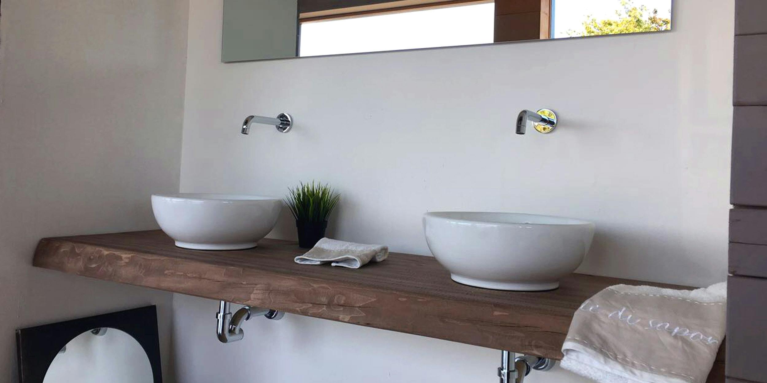 Il legno massello in bagno: la piana lavabo