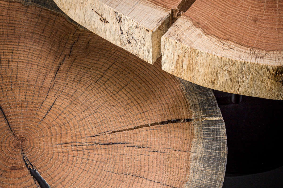 Tavolini in legno massello: il fascino delle sezioni di tronco