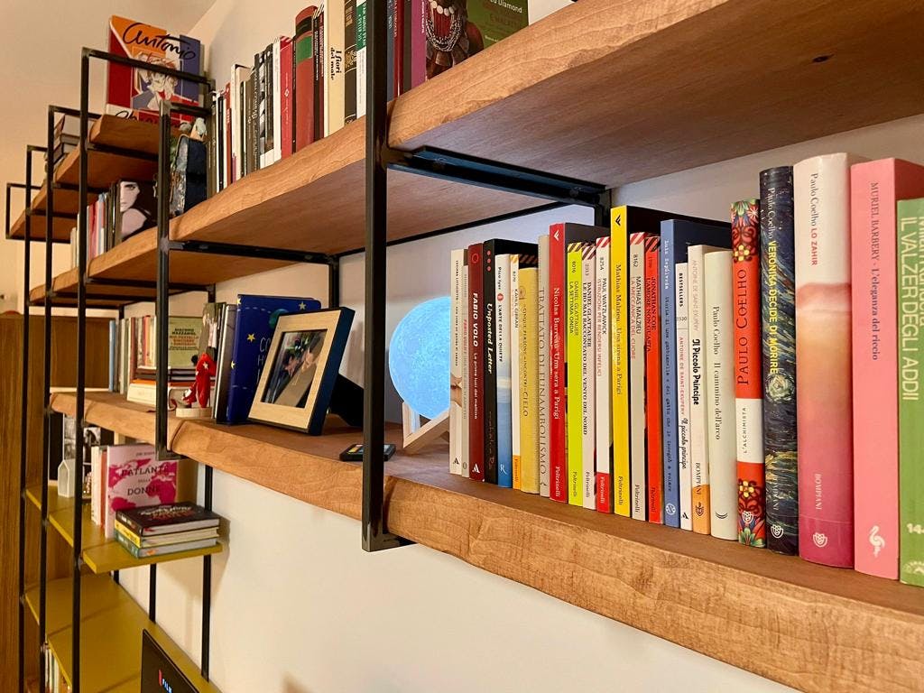 La libreria in legno massello per un salotto moderno