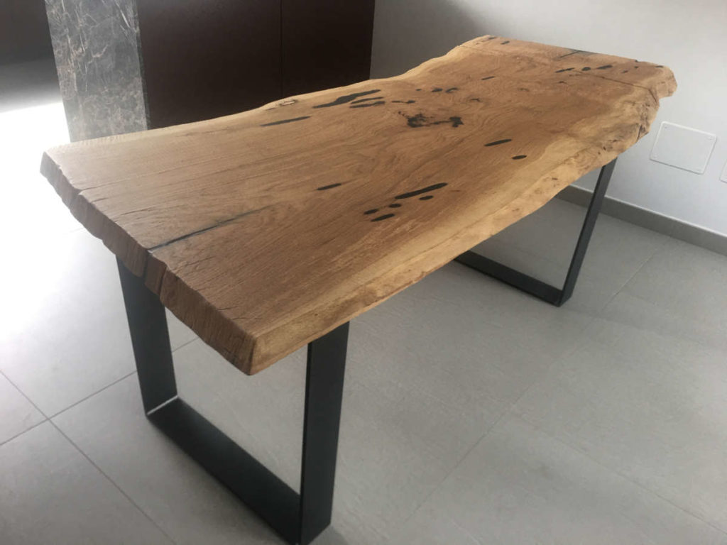 tavoli in legno scuro